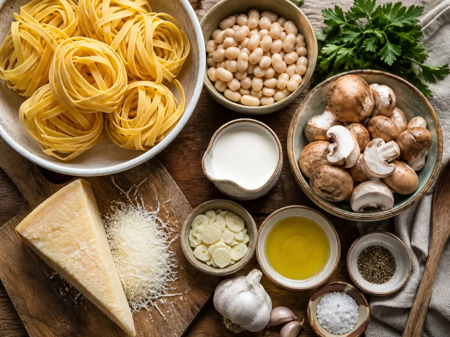 Тальятелле с фасолью и сливочно-грибным соусом | Фото подпункта 1 | Viva Cucina Тальятелле с фасолью и сливочно-грибным соусом: фото процесса приготовления — разложите Тунец консервированный, соль, масло, специи и нужную посуду так, чтобы всё было под рукой до начала готовки