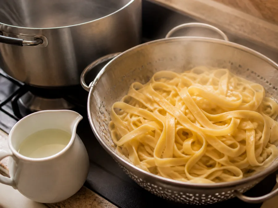 Тальятелле с фасолью и сливочно-грибным соусом | Фото подпункта 10 | Viva Cucina Тальятелле с фасолью и сливочно-грибным соусом: фото процесса приготовления — соедините подготовленные компоненты в широкой посуде, где их удобно перемешивать