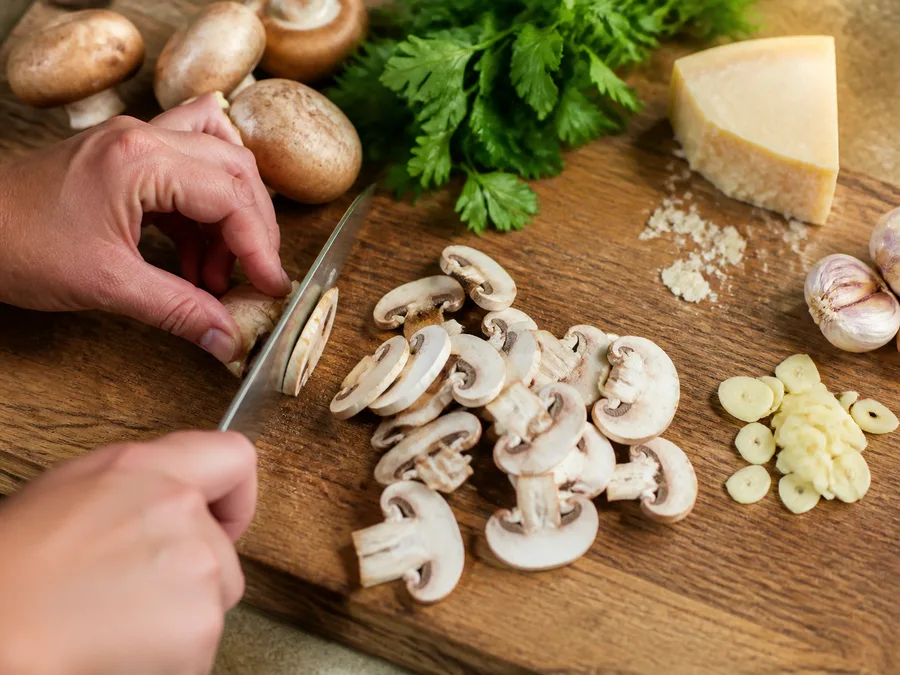 Тальятелле с фасолью и сливочно-грибным соусом | Фото подпункта 3 | Viva Cucina Тальятелле с фасолью и сливочно-грибным соусом: фото процесса приготовления — нарежьте, отмерьте и подготовьте ингредиенты для первого активного этапа, чтобы дальше работать без пауз