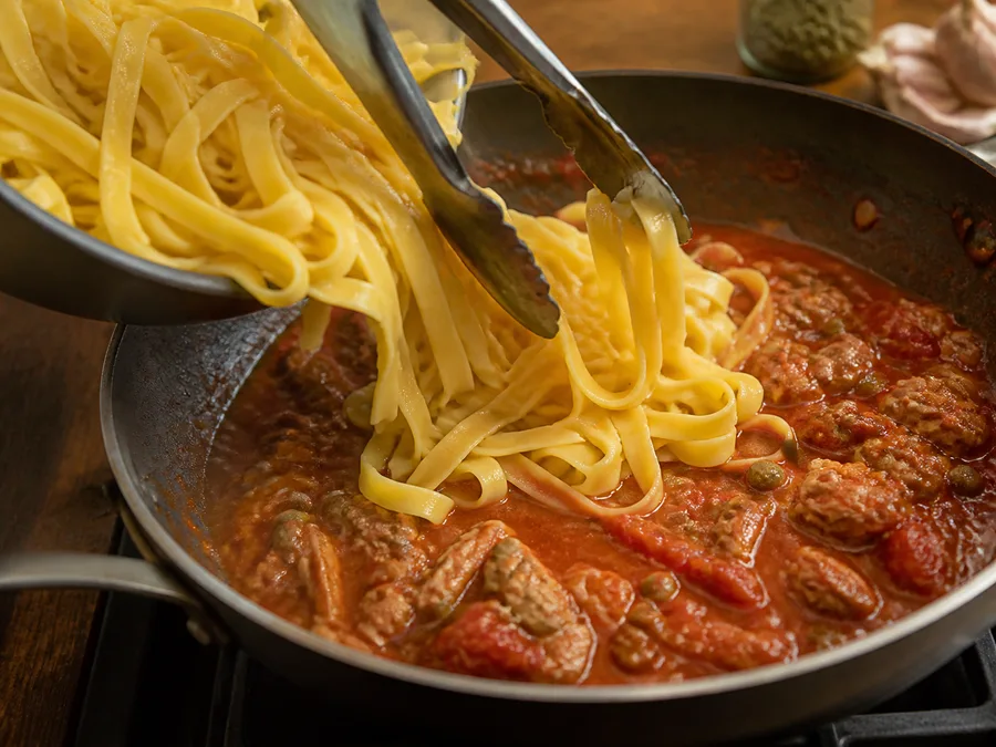 Тальятелле с томатом и соусом из тунца и каперсов | Фото подпункта 10 | Viva Cucina Тальятелле с томатом и соусом из тунца и каперсов: фото процесса приготовления — соедините подготовленные компоненты в широкой посуде, где их удобно перемешивать