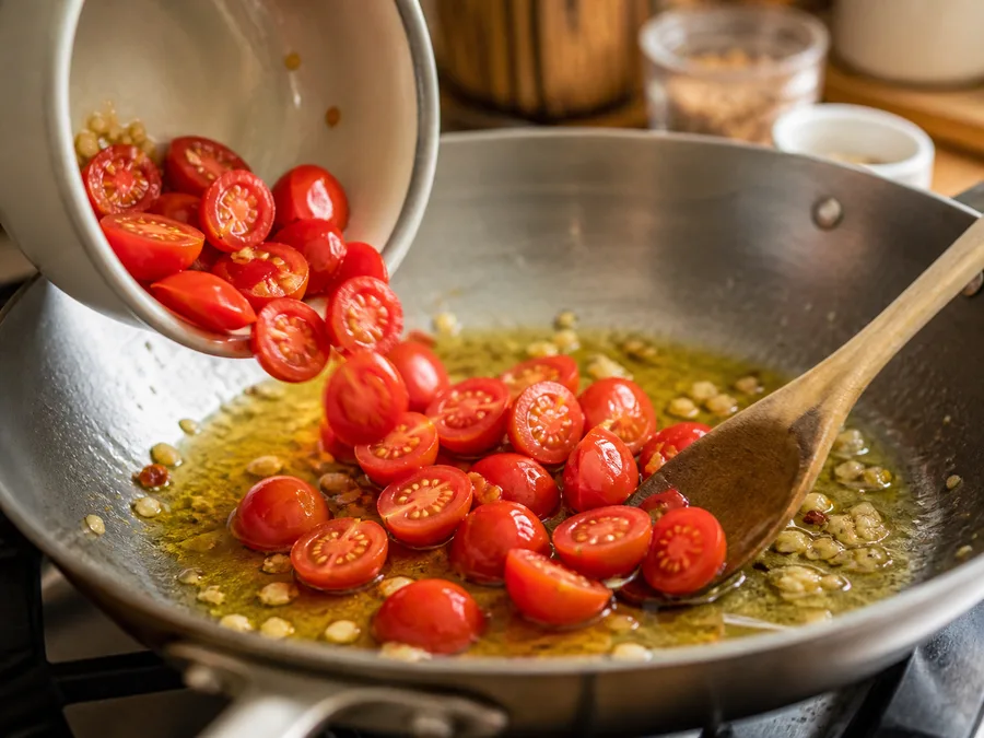 Тальятелле с томатом и соусом из тунца и каперсов | Фото подпункта 5 | Viva Cucina Тальятелле с томатом и соусом из тунца и каперсов: фото процесса приготовления — готовьте главный компонент этого этапа на умеренном огне, добиваясь вкуса, но не пересушивая его