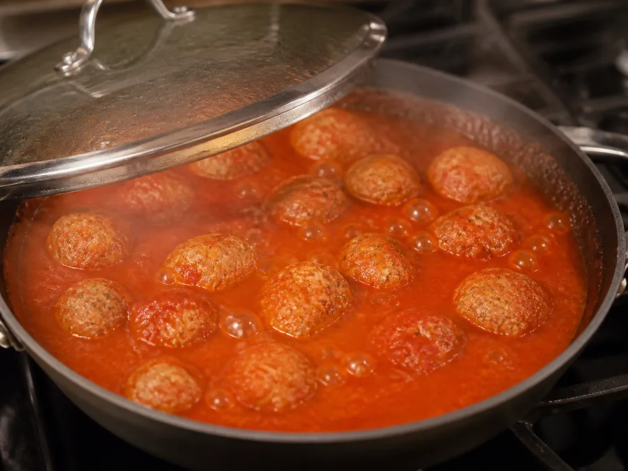 Тефтели в томатном соусе | Фото подпункта 12 | Viva Cucina Тефтели в томатном соусе: фото процесса приготовления — перед финалом ещё раз проверьте баланс соли, влажности и температуры