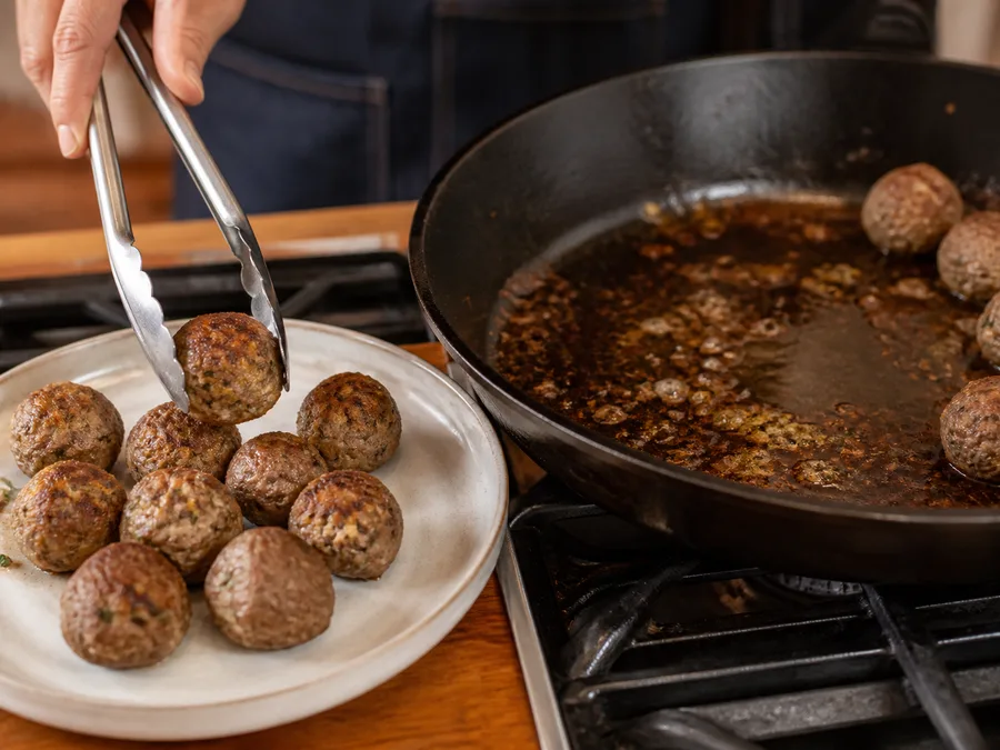 Тефтели в томатном соусе | Фото подпункта 7 | Viva Cucina Тефтели в томатном соусе: фото процесса приготовления — выполните основной шаг "собрать основу соуса", не торопясь и сохраняя контроль над текстурой
