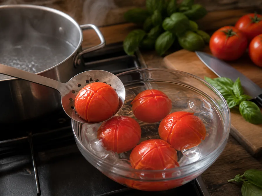 Томатный суп с базиликом | Фото подпункта 4 | Viva Cucina Томатный суп с базиликом: фото процесса приготовления — начните этап "сделать ароматическую основу" с умеренного нагрева и аккуратной подготовки основы