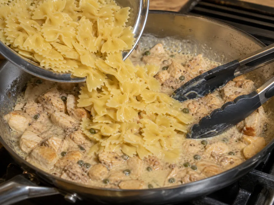Фарфалле с курицей и соусом из тунца и каперсов | Фото подпункта 13 | Viva Cucina Фарфалле с курицей и соусом из тунца и каперсов: фото процесса приготовления — доведите блюдо до финальной текстуры и снимите с огня или достаньте из духовки вовремя