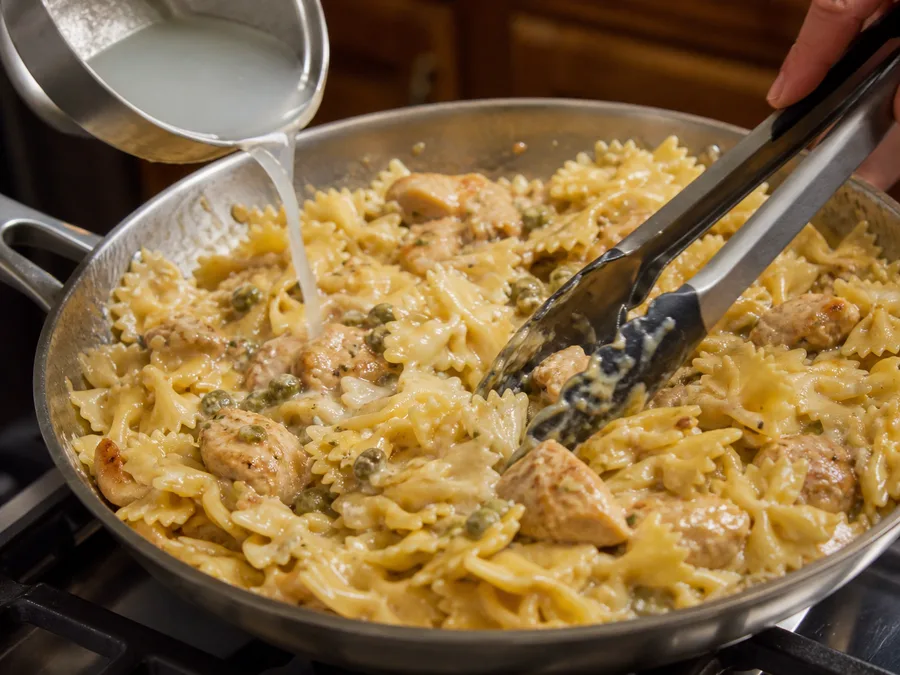 Фарфалле с курицей и соусом из тунца и каперсов | Фото подпункта 14 | Viva Cucina Фарфалле с курицей и соусом из тунца и каперсов: фото процесса приготовления — добавьте зелень, масло, сыр, лимон или специи только если они поддерживают основной вкус