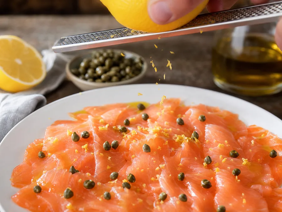 Карпаччо из лосося: фото процесса приготовления — проверьте промежуточный вкус и состояние продукта перед переходом к финальной сборке