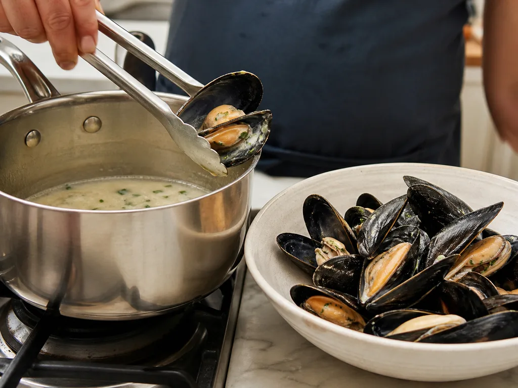 Мидии в белом соусе | Фото подпункта 10 | Viva Cucina Мидии в белом соусе: фото процесса приготовления — соберите подготовленные части блюда вместе и перемешайте или выложите их в нужной последовательности