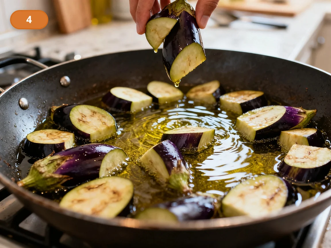 Паста алла Норма | Фото подпункта 4 | Viva Cucina Паста алла Норма: фото процесса приготовления — разогрейте оливковое масло и выложите баклажаны в один слой, не перегружая сковороду