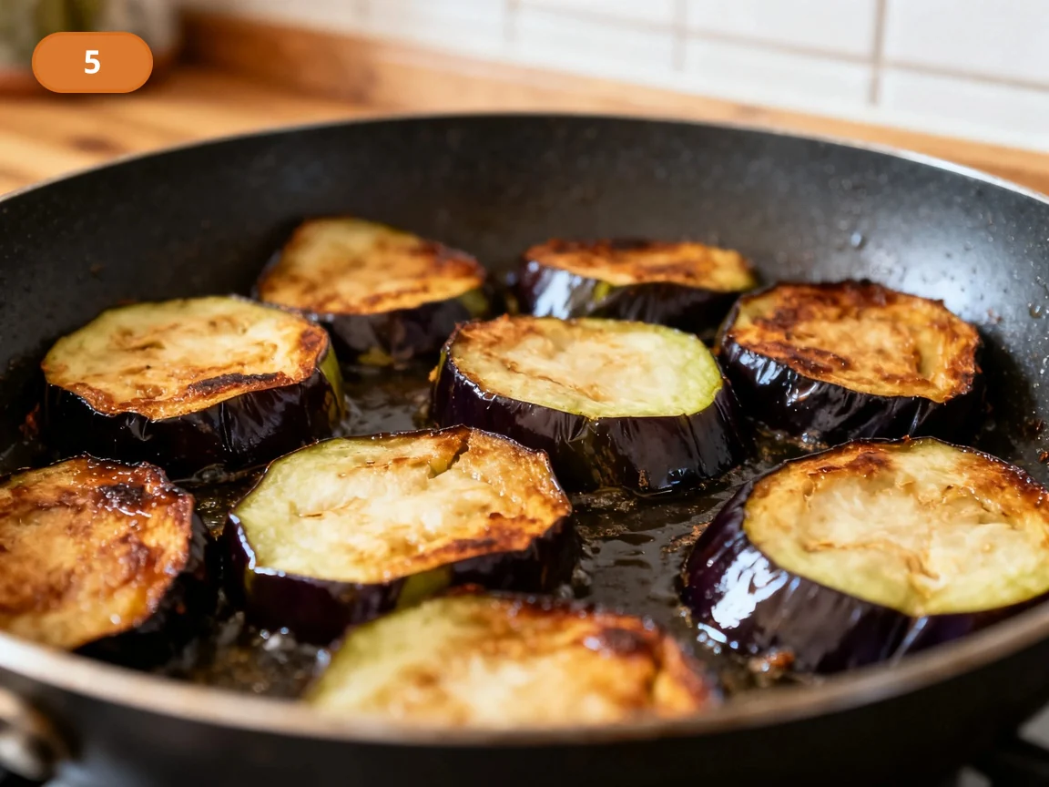 Паста алла Норма | Фото подпункта 5 | Viva Cucina Паста алла Норма: фото процесса приготовления — обжарьте баклажаны до золотистых краёв и мягкой середины, сохраняя кусочки целыми