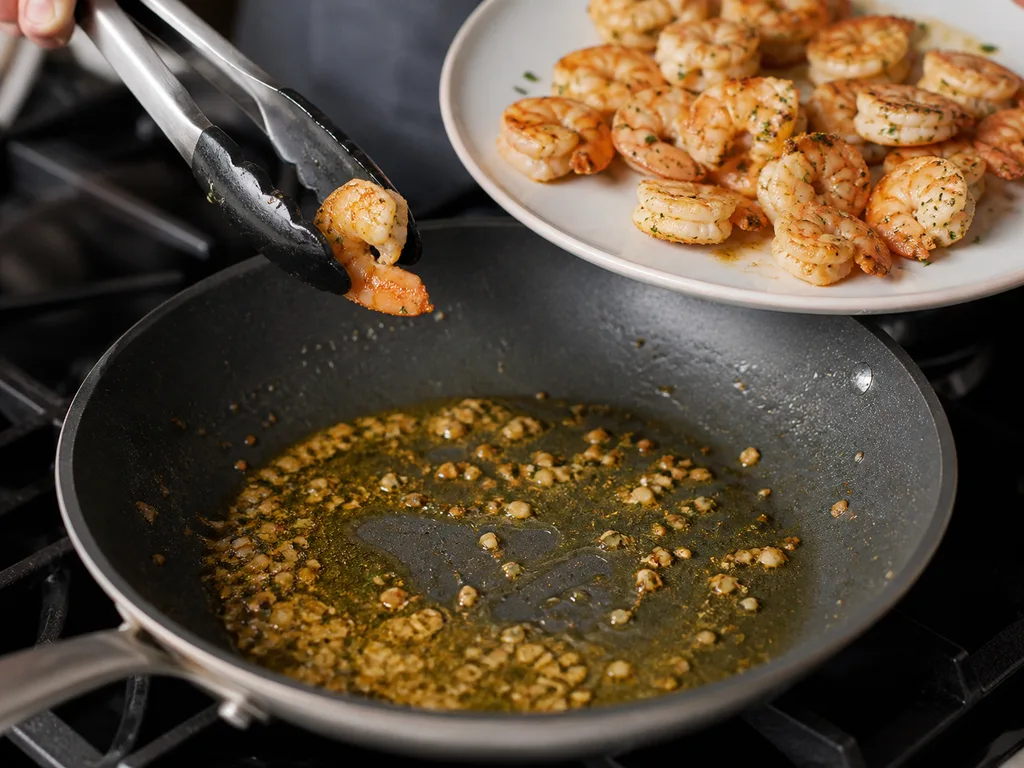 Паста с креветками и чесноком | Фото подпункта 8 | Viva Cucina Паста с креветками и чесноком: фото процесса приготовления — добавляйте жидкость, соус или начинку постепенно, чтобы блюдо собиралось равномерно