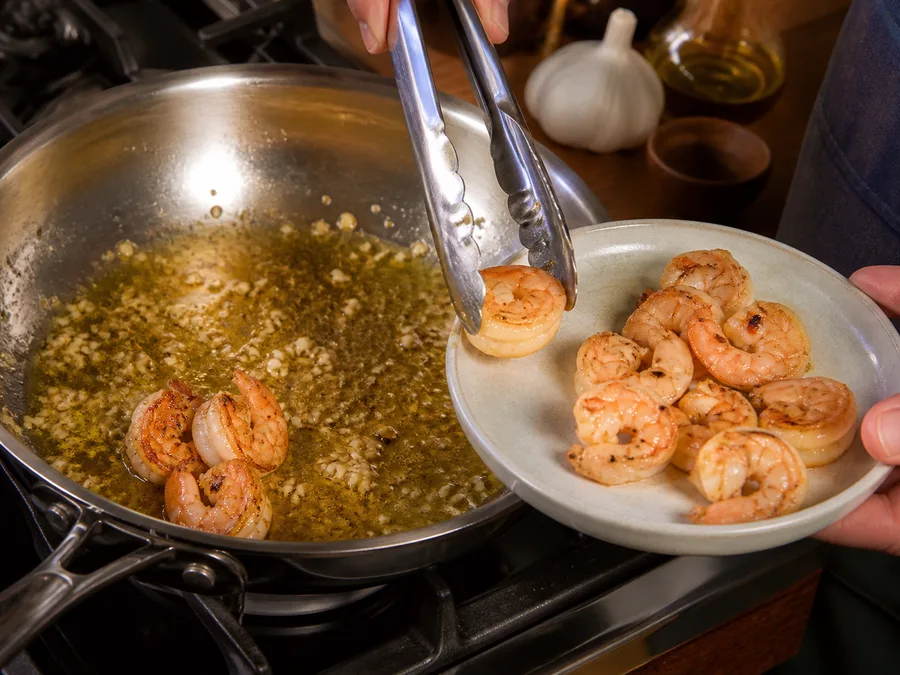Пене с креветками и соусом из тунца и каперсов | Фото подпункта 5 | Viva Cucina Пене с креветками и соусом из тунца и каперсов: фото процесса приготовления — готовьте главный компонент этого этапа на умеренном огне, добиваясь вкуса, но не пересушивая его