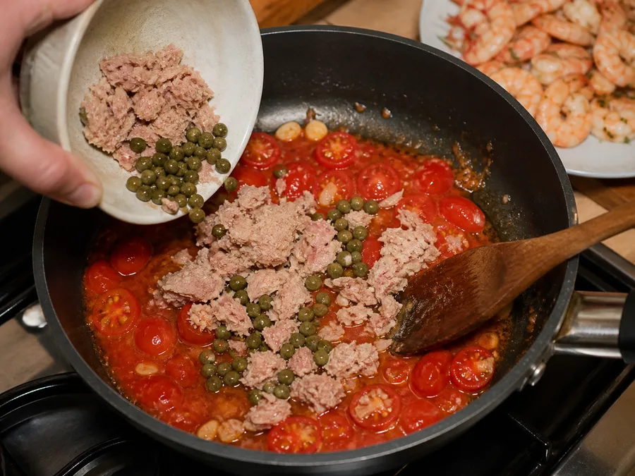Пене с креветками и соусом из тунца и каперсов | Фото подпункта 7 | Viva Cucina Пене с креветками и соусом из тунца и каперсов: фото процесса приготовления — сварите пасту пене до al dente или подготовьте соус так, чтобы он был готов принять пасту
