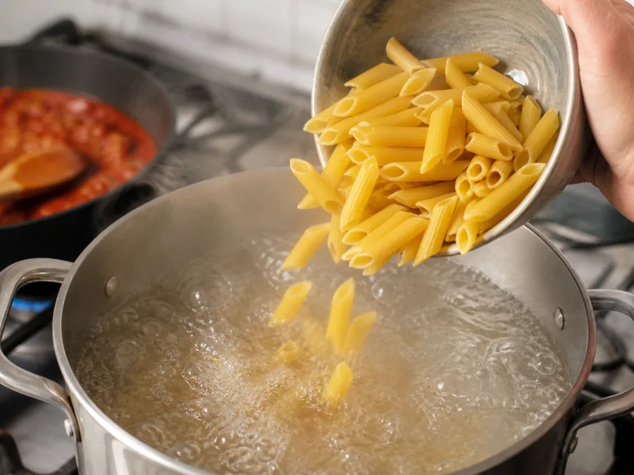 Пене с креветками и соусом из тунца и каперсов | Фото подпункта 9 | Viva Cucina Пене с креветками и соусом из тунца и каперсов: фото процесса приготовления — проверьте, что соус не слишком густой и не водянистый перед соединением с пастой