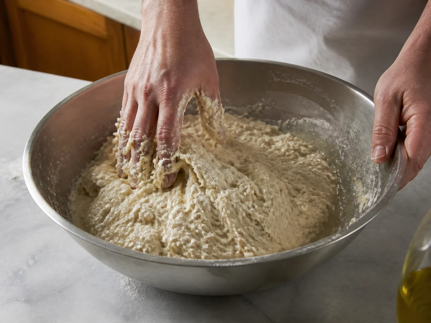 Пинса с начинкой: овощи гриль | Фото подпункта 3 | Viva Cucina Пинса с начинкой: овощи гриль: фото процесса приготовления — соедините дрожжевую воду с мукой, солью и оливковым маслом до влажного теста без сухих участков