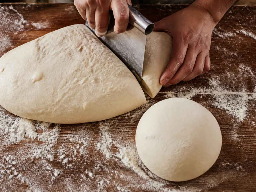 Пицца с начинкой: пепперони (острая салями) | Фото подпункта 6 | Viva Cucina Пицца с начинкой: пепперони (острая салями): фото процесса приготовления — дайте заготовке коротко отдохнуть перед начинкой или выпечкой, если она начинает сопротивляться при формовке