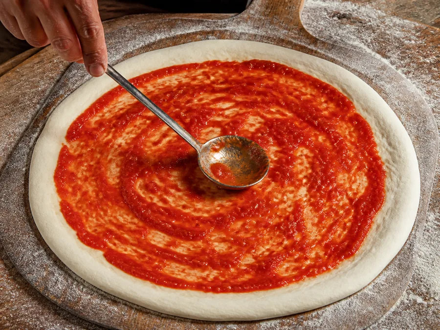 Пицца с начинкой: пепперони (острая салями) | Фото подпункта 8 | Viva Cucina Пицца с начинкой: пепперони (острая салями): фото процесса приготовления — добавляйте жидкость, соус или начинку постепенно, чтобы блюдо собиралось равномерно