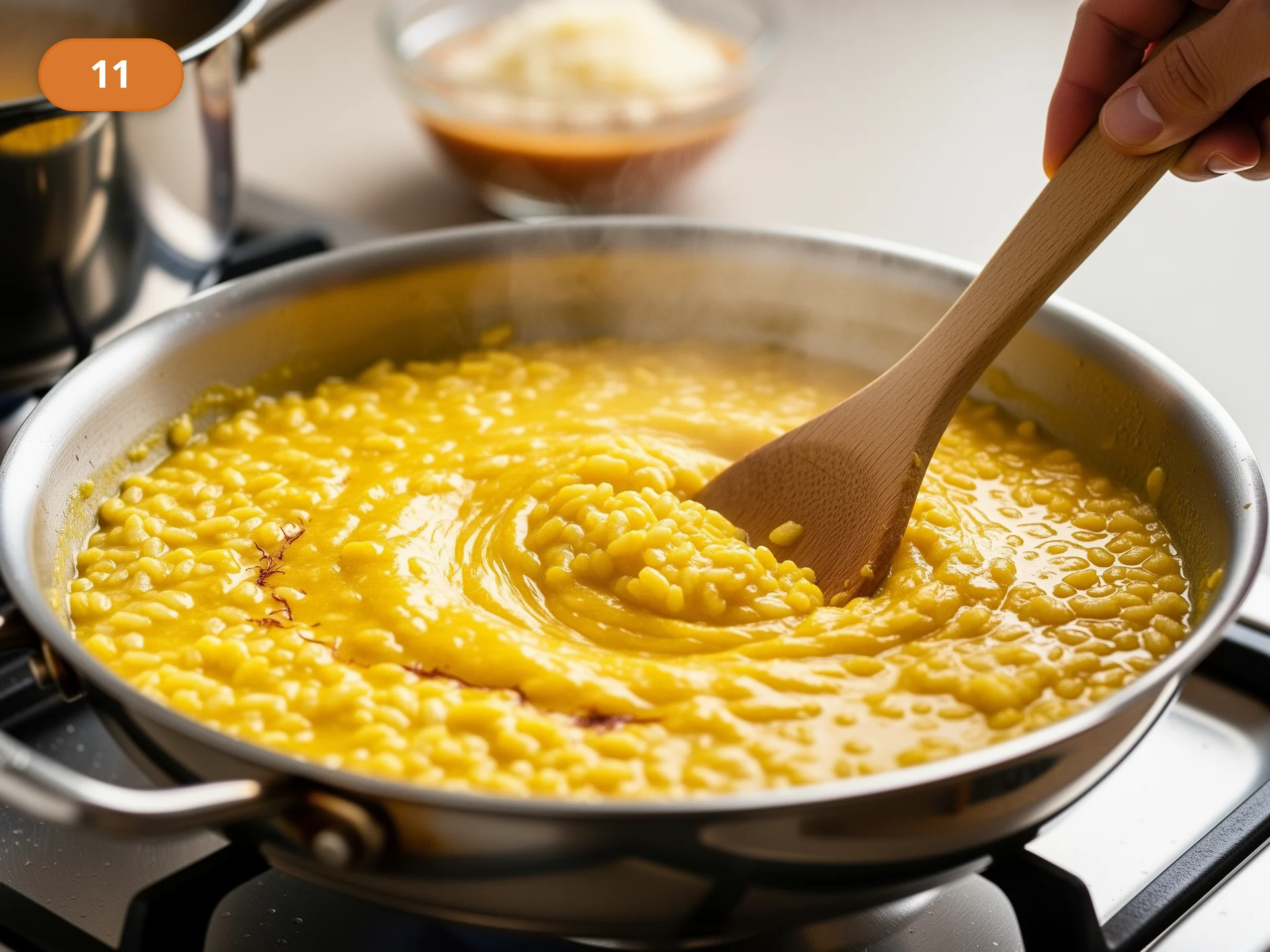 Ризотто по-милански: фото процесса приготовления — продолжайте варку с оставшимся бульоном, поддерживая ризотто в мягком текучем состоянии, а не пересушивая его