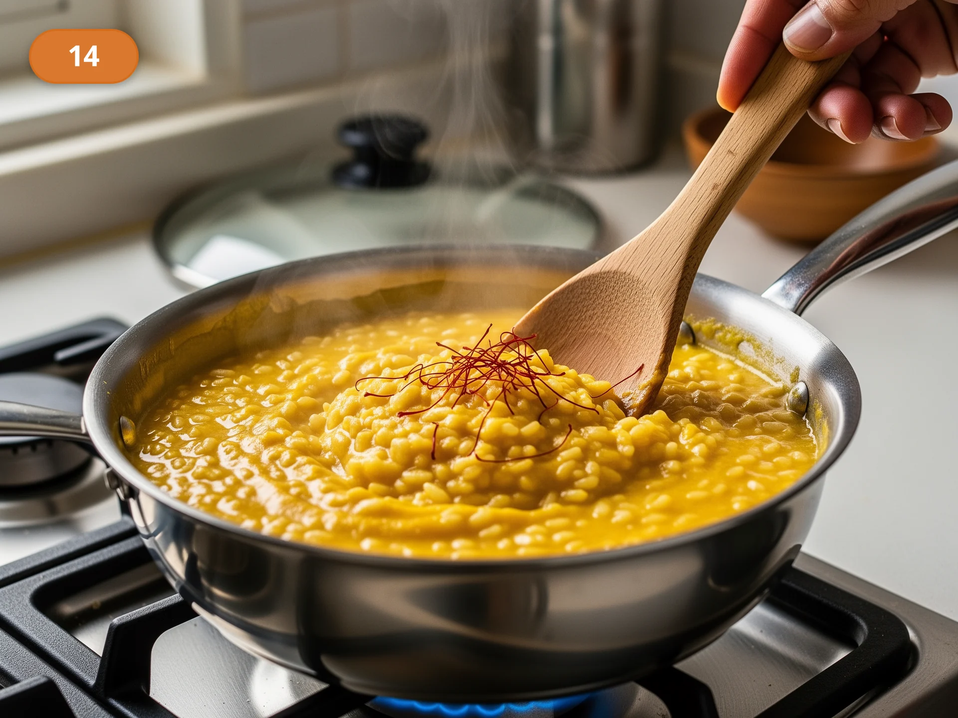 Ризотто по-милански: фото процесса приготовления — энергично перемешайте ризотто до кремовой мантекатуры, чтобы поверхность стала глянцевой и шелковистой