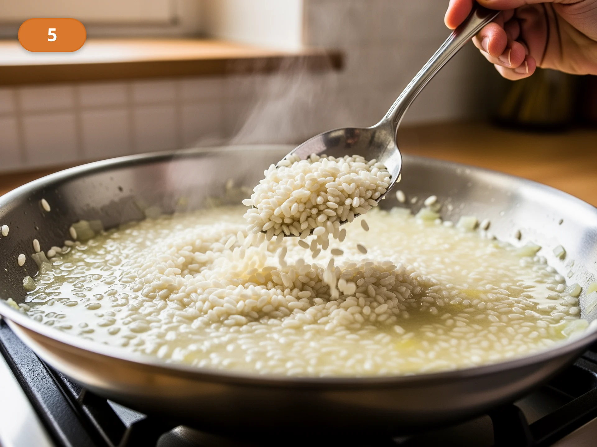 Ризотто по-милански: фото процесса приготовления — всыпьте рис арборио в луковую основу и перемешивайте, пока зёрна не станут блестящими и полупрозрачными по краям