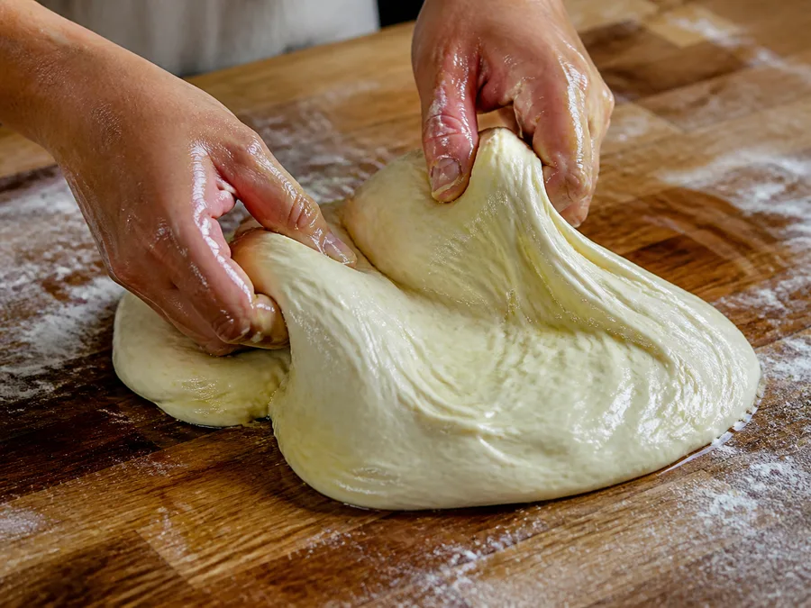 Скьяччата с начинкой: грибы и моцарелла | Фото подпункта 4 | Viva Cucina Скьяччата с начинкой: грибы и моцарелла: фото процесса приготовления — доведите тесто или основу до рабочей температуры, чтобы она стала мягкой и податливой