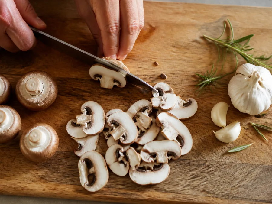 Скьяччата с начинкой: грибы и моцарелла | Фото подпункта 6 | Viva Cucina Скьяччата с начинкой: грибы и моцарелла: фото процесса приготовления — дайте заготовке коротко отдохнуть перед начинкой или выпечкой, если она начинает сопротивляться при формовке