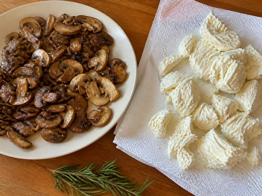 Скьяччата с начинкой: грибы и моцарелла | Фото подпункта 8 | Viva Cucina Скьяччата с начинкой: грибы и моцарелла: фото процесса приготовления — добавляйте жидкость, соус или начинку постепенно, чтобы блюдо собиралось равномерно