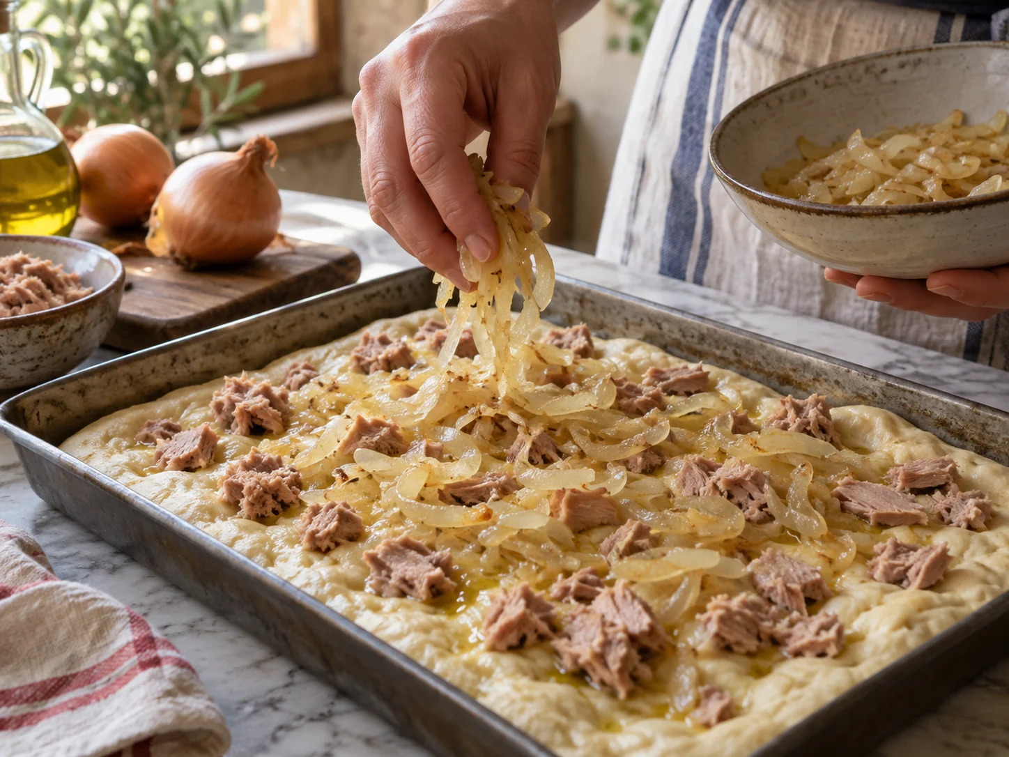 Скьяччата с начинкой: тунец и лук | Фото подпункта 10 | Viva Cucina Скьяччата с начинкой: тунец и лук: фото процесса приготовления — распределите начинку или финальный слой ровно, не перегружая центр заготовки