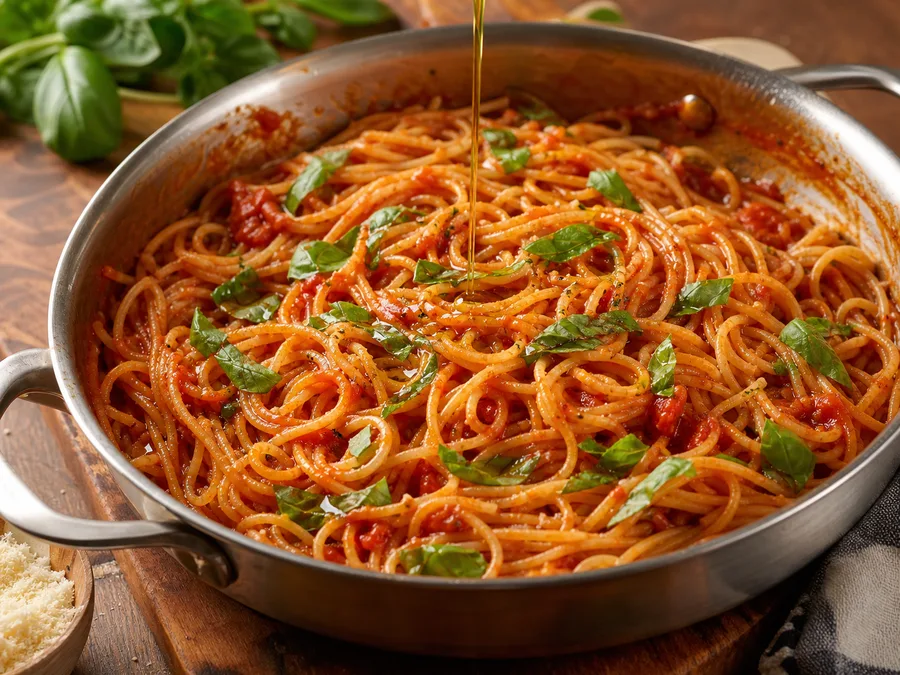 Спагетти с томатом и соусом из запечённых перцев | Фото подпункта 12 | Viva Cucina Спагетти с томатом и соусом из запечённых перцев: фото процесса приготовления — доведите блюдо до единой сочной текстуры, не перегревая нежные ингредиенты
