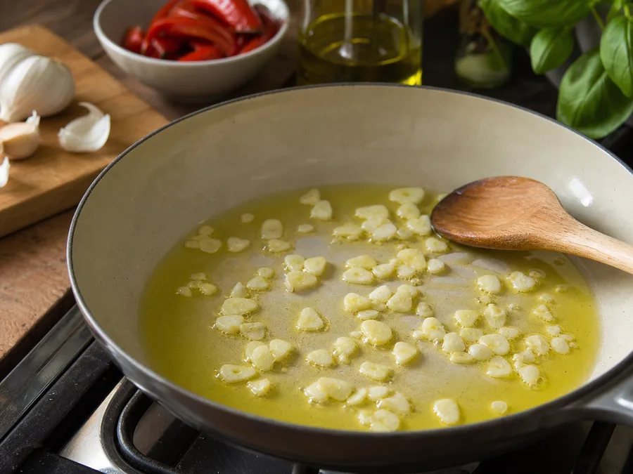 Спагетти с томатом и соусом из запечённых перцев | Фото подпункта 5 | Viva Cucina Спагетти с томатом и соусом из запечённых перцев: фото процесса приготовления — готовьте главный компонент этого этапа на умеренном огне, добиваясь вкуса, но не пересушивая его