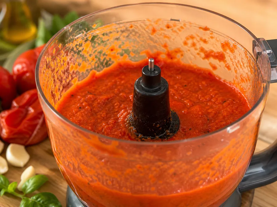 Спагетти с томатом и соусом из запечённых перцев | Фото подпункта 6 | Viva Cucina Спагетти с томатом и соусом из запечённых перцев: фото процесса приготовления — снимите или отложите всё, что не должно долго готовиться, чтобы вернуть это в блюдо ближе к финалу