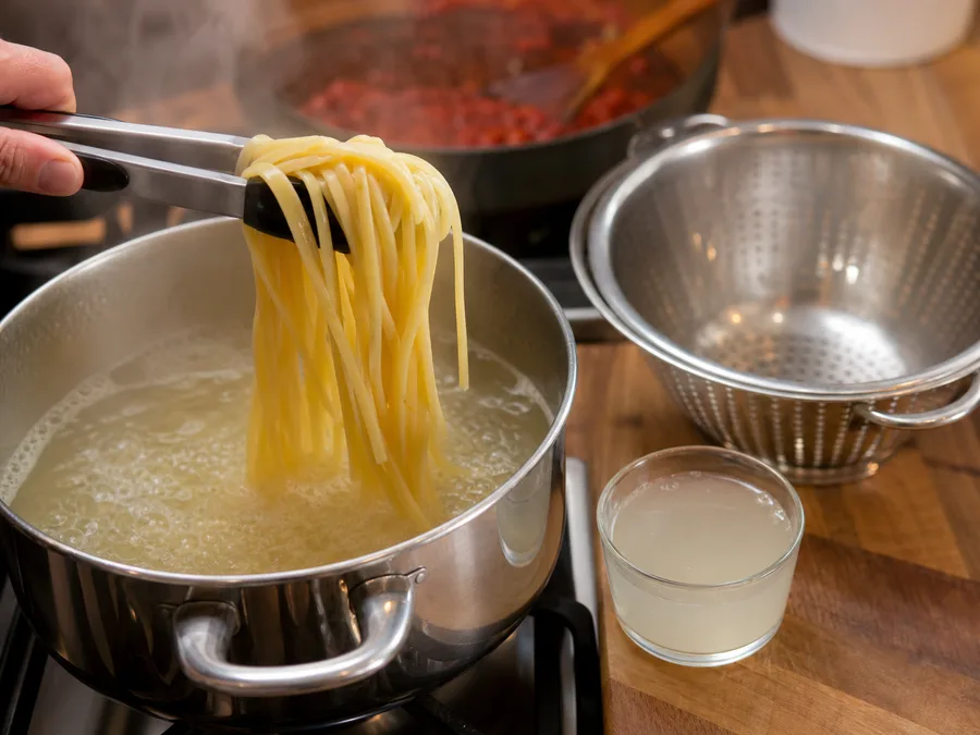 Спагетти с томатом и соусом из запечённых перцев | Фото подпункта 9 | Viva Cucina Спагетти с томатом и соусом из запечённых перцев: фото процесса приготовления — проверьте, что соус не слишком густой и не водянистый перед соединением с пастой