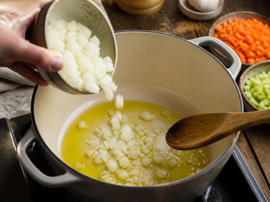 Суп из чечевицы | Фото подпункта 4 | Viva Cucina Суп из чечевицы: фото процесса приготовления — начните этап "сделать ароматическую основу" с умеренного нагрева и аккуратной подготовки основы