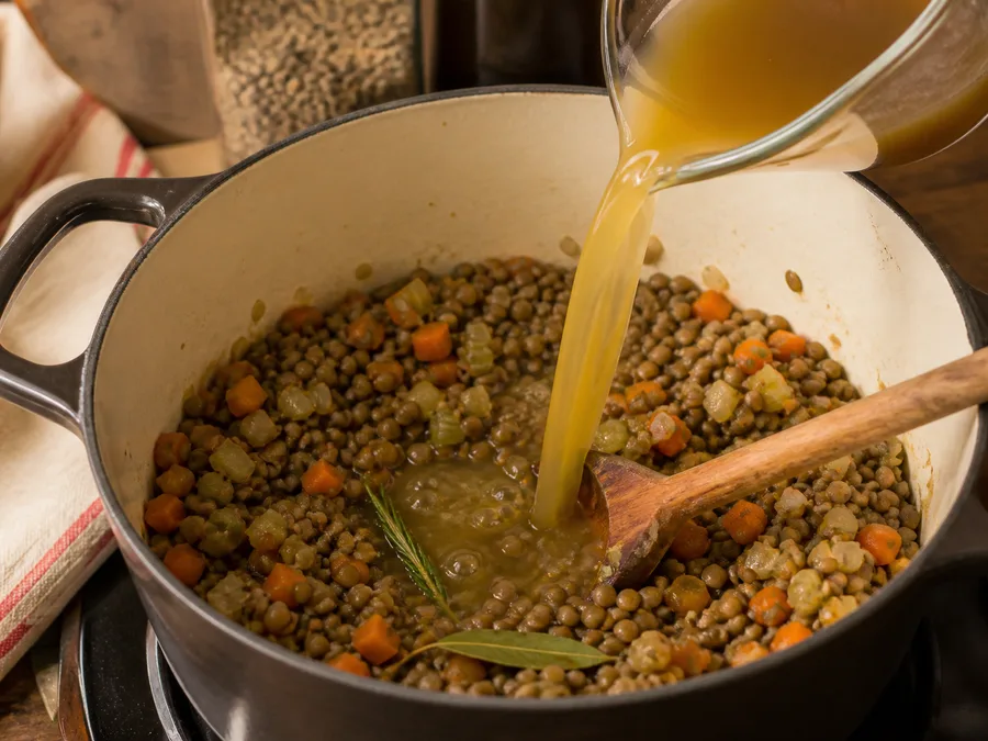 Суп из чечевицы | Фото подпункта 8 | Viva Cucina Суп из чечевицы: фото процесса приготовления — помешивайте и контролируйте густоту, чтобы вкус концентрировался без пригорания