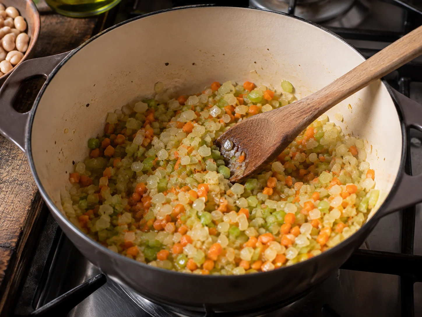 Суп с пастой и фасолью (Pasta e fagioli): фото процесса приготовления — начните этап "сделать ароматическую основу" с умеренного нагрева и аккуратной подготовки основы