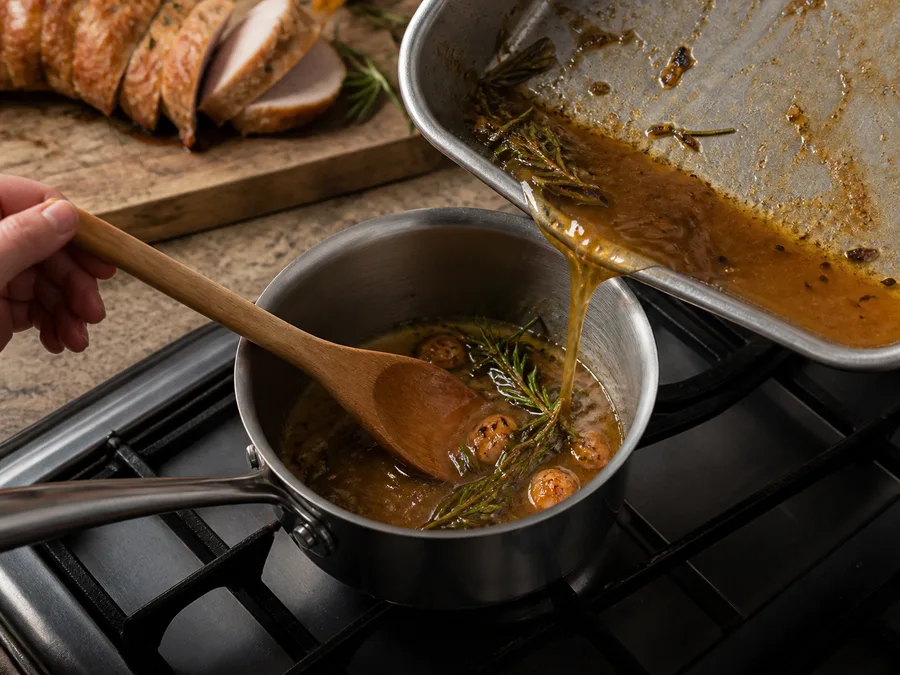 Свиная корейка с розмарином | Фото подпункта 12 | Viva Cucina Свиная корейка с розмарином: фото процесса приготовления — перед финалом ещё раз проверьте баланс соли, влажности и температуры