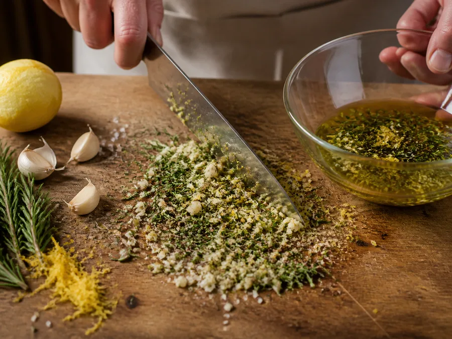 Свиная корейка с розмарином | Фото подпункта 3 | Viva Cucina Свиная корейка с розмарином: фото процесса приготовления — нарежьте, отмерьте и подготовьте ингредиенты для первого активного этапа, чтобы дальше работать без пауз